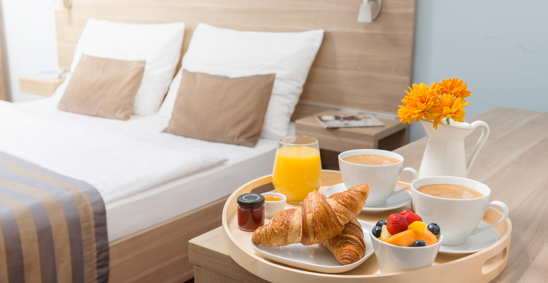 Photo d'une chambre d'hôtel avec plateau petit-déjeuner
